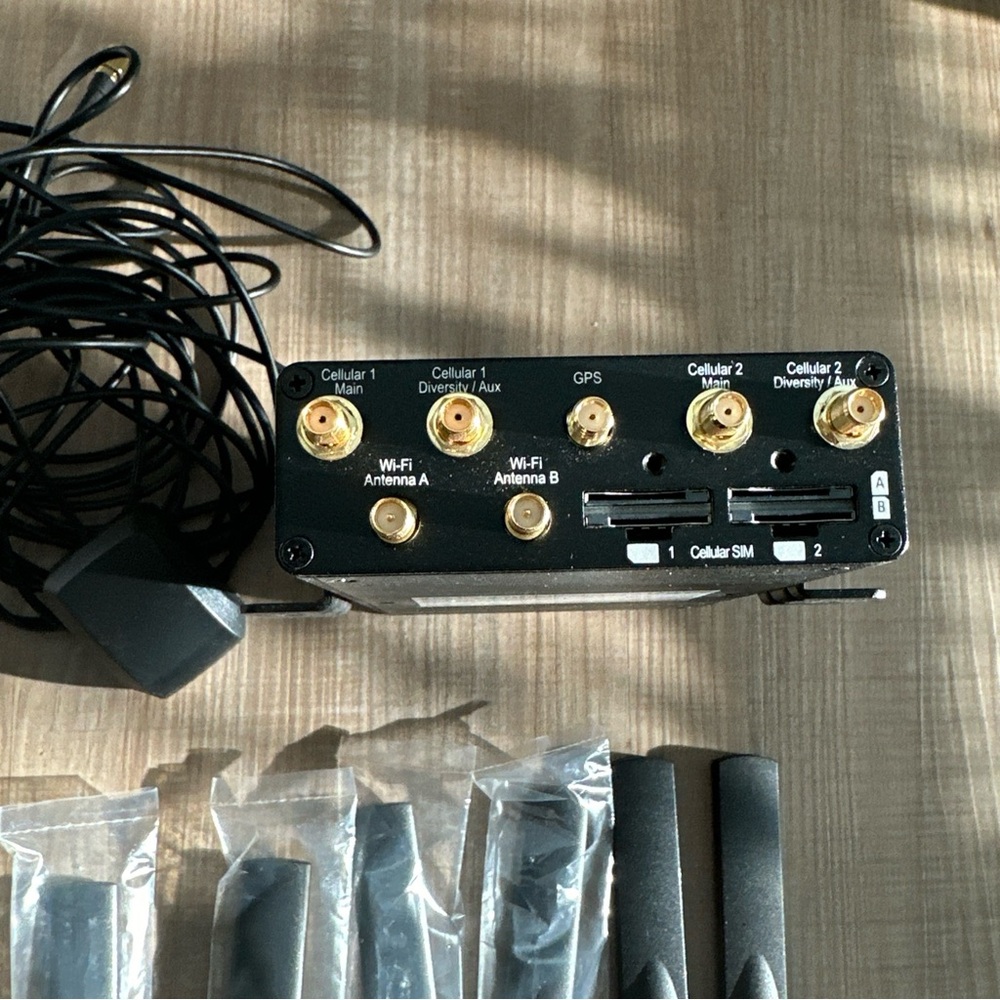 Black MAX Transit Duo LTEA Router - Picture 5 of 5